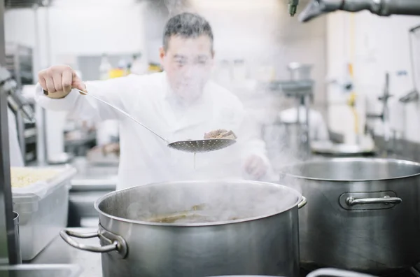 Cozinheiro chinês preparando guisado na panela — Fotografia de Stock