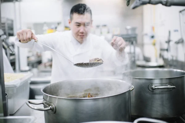 Cocinero chino preparando guiso en la sartén — Foto de Stock