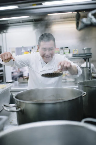 Cozinheiro chinês preparando guisado na panela — Fotografia de Stock