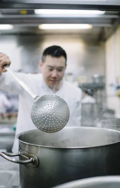 Cozinheiro chinês preparando guisado na panela — Fotografia de Stock