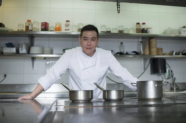 Retrato do cozinheiro chinês na cozinha — Fotografia de Stock