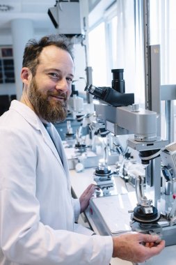 Bilim laboratuvar mikroskop arıyor