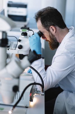 Bilim laboratuvar mikroskop arıyor