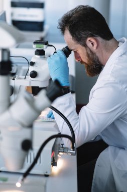 Bilim laboratuvar mikroskop arıyor