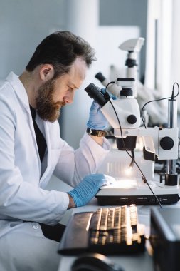 Bilim laboratuvar mikroskop arıyor