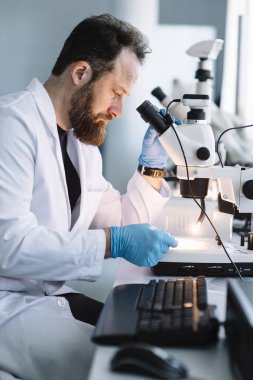 Bilim laboratuvar mikroskop arıyor