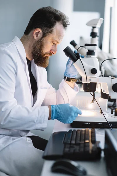 Bilim laboratuvar mikroskop arıyor