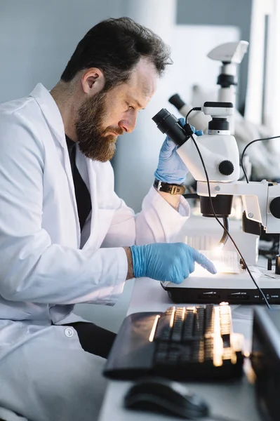 Bilim laboratuvar mikroskop arıyor