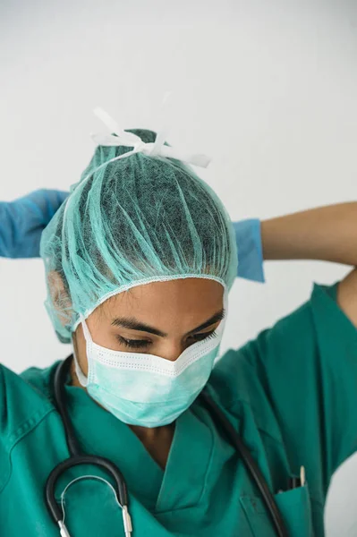 Female nurse tying surgical mask — Stock Photo, Image