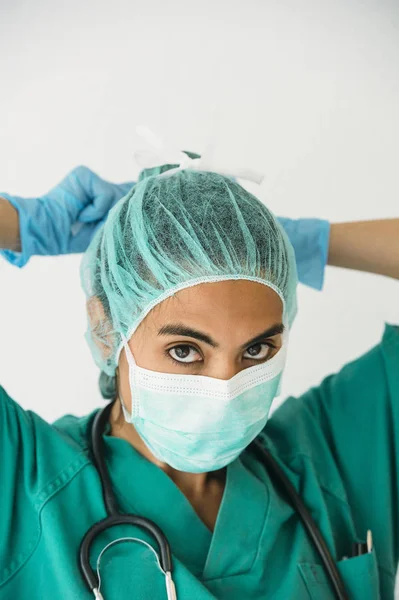 Female nurse tying surgical mask — Stock Photo, Image