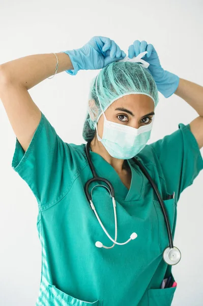 Female nurse tying surgical mask — Stock Photo, Image