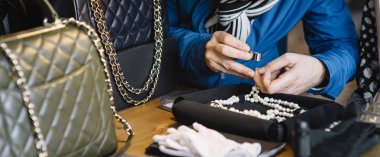 Elmas büyüteç ile inceleyerek kuyumcu