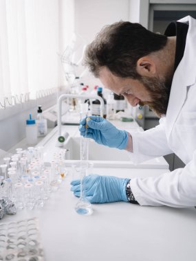 Kimyager onun kullanýlýyor eldiven