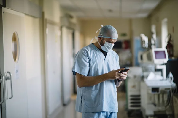 Arzt hält Smartphone im Gang — Stockfoto