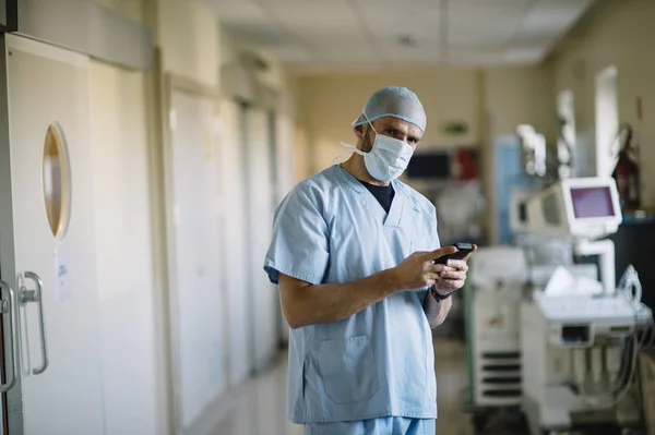 Ο γιατρός που κατέχει το smartphone στο διάδρομο — Φωτογραφία Αρχείου