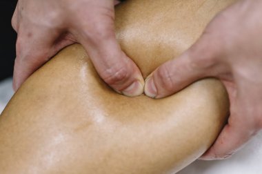 Hasta bir terapist tarafından tedavi edilir.