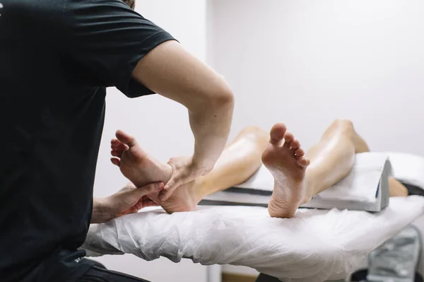 Patient is treated by a therapist — Stock Photo, Image