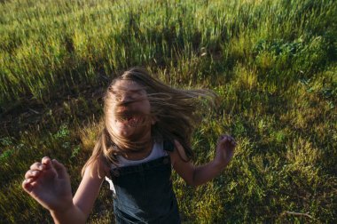 Çocuk alanında gülümseyen