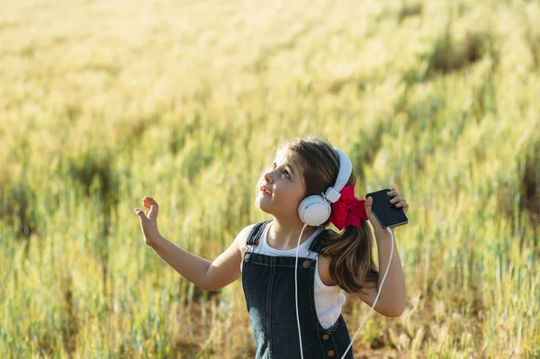 Gadis bahagia menari sambil mendengarkan musik — Stok Foto