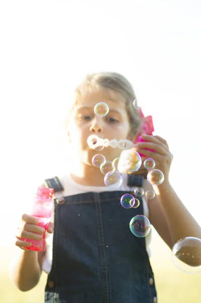 Een jong meisje, bellen blazen — Stockfoto