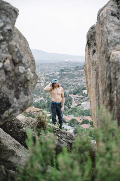 Climbing man between rocks — Stock Photo, Image