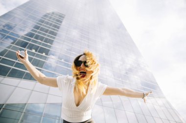 Genç sarışın kadın müzik açık havada için dinleme