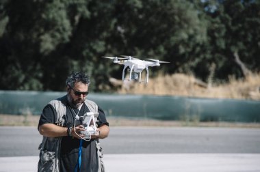 bir Quadcopter dron adam