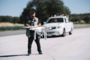 bir Quadcopter dron adam