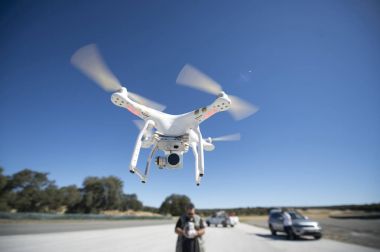 bir Quadcopter dron adam