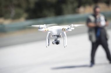 bir Quadcopter dron adam
