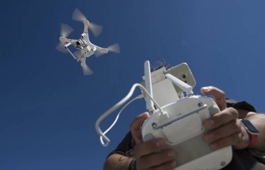 bir Quadcopter dron adam