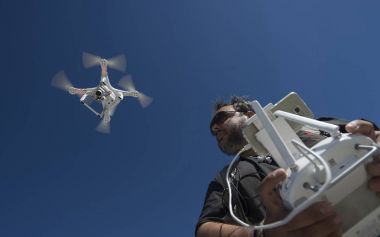 bir Quadcopter dron adam