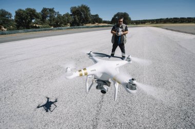 bir Quadcopter dron adam