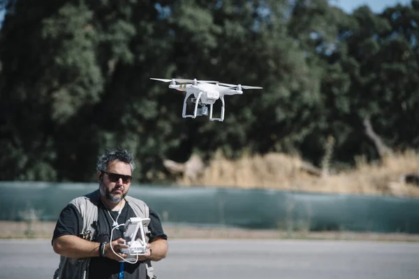 Un homme drone Quadcopter — Photo