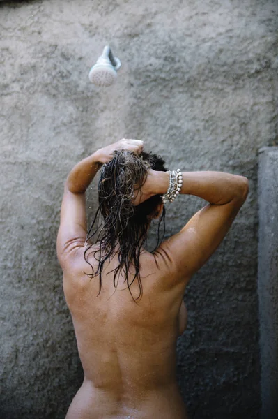 A mulher tomando banho — Fotografia de Stock