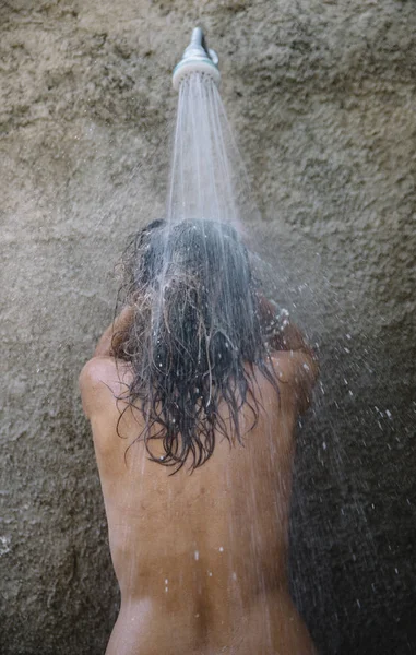 La mujer duchándose — Foto de Stock