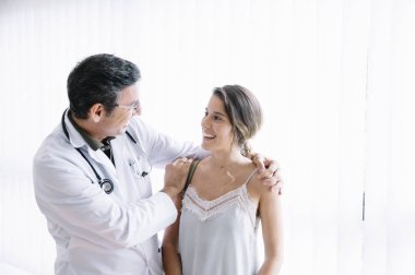 Bayan hasta ile erkek doktor 