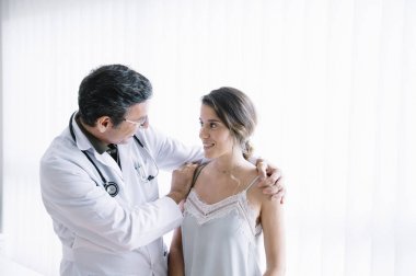 Bayan hasta ile erkek doktor 