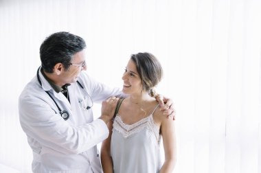 Bayan hasta ile erkek doktor 