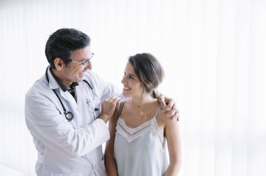 Bayan hasta ile erkek doktor 