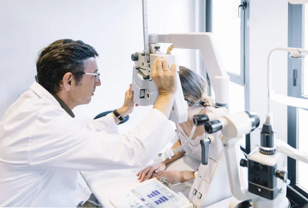 Doctor de Ojos examinando a un paciente joven — Foto de Stock