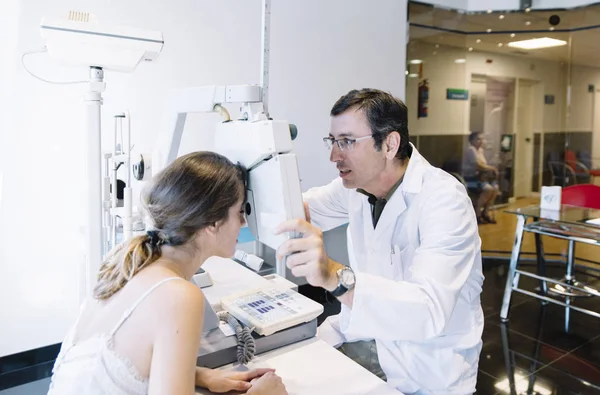 Augenarzt untersucht einen jungen Patienten — Stockfoto