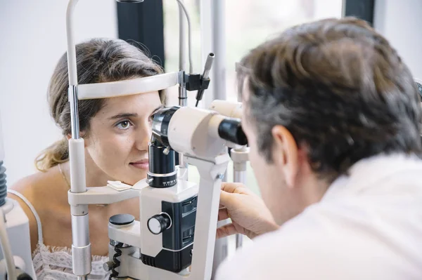 Eye Doctor examinant un jeune patient — Photo