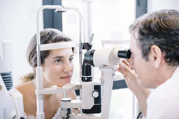 Eye Doctor examinant un jeune patient — Photo