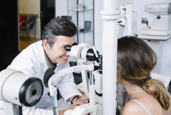 Augenarzt untersucht einen jungen Patienten — Stockfoto