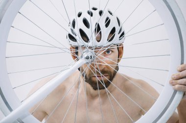 Güçlü bakışla bir bisikletçi portresi