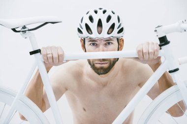 Güçlü bakışla bir bisikletçi portresi