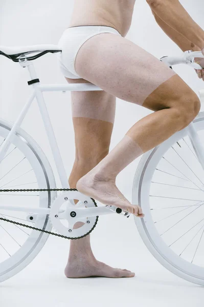 Nogi rowerzysty, które są brązowego — Zdjęcie stockowe