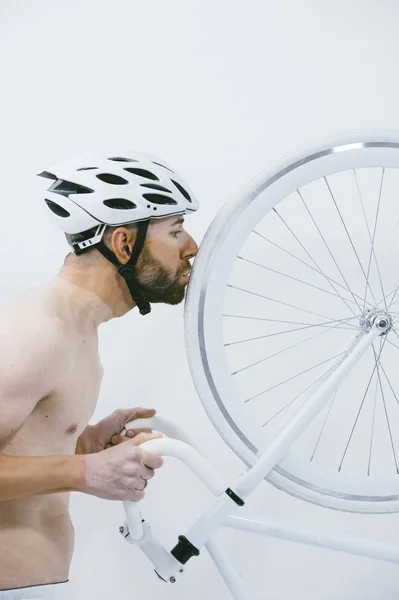 Portret van een fietser die het wiel kussen — Stockfoto