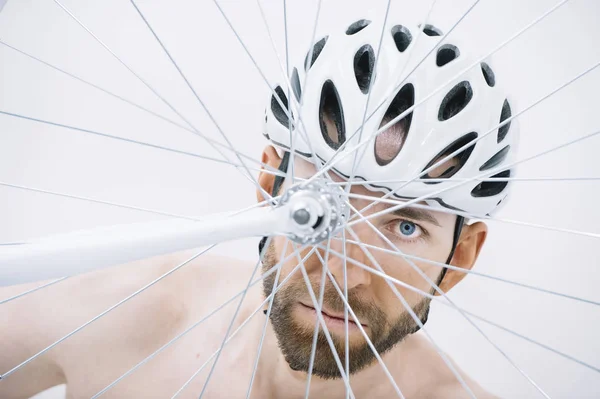 Portret van een fietser met krachtige look — Stockfoto